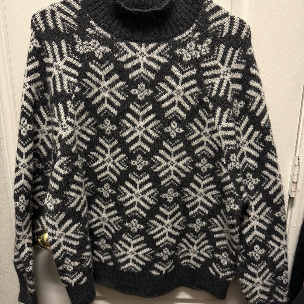 NWOT Old Navy Green and White Knit Sweater